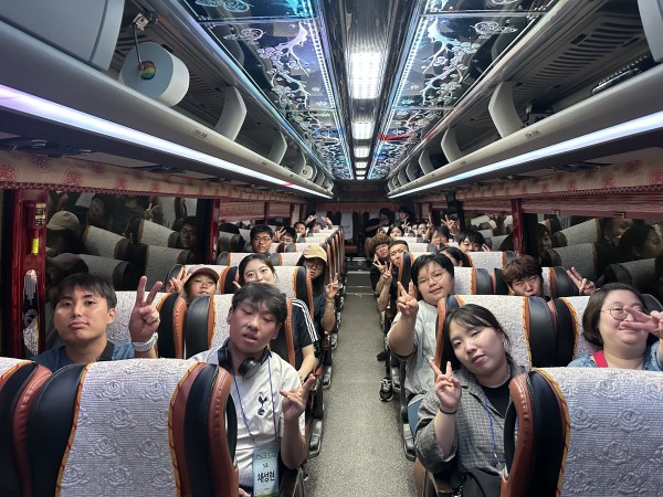 출발하기 전 버스에서 찍은 단체사진