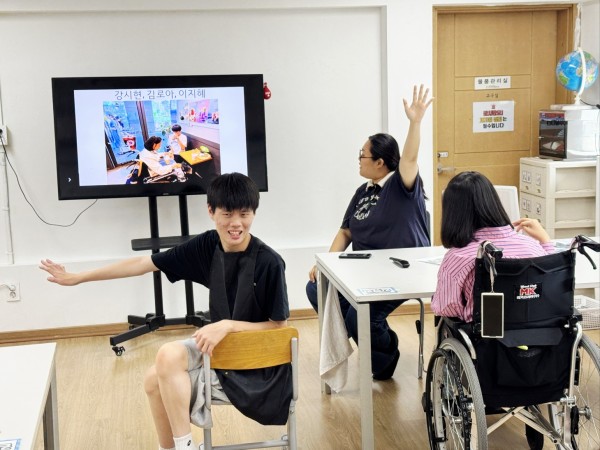 질문에 손을 들고 긍정의 표현을 해요