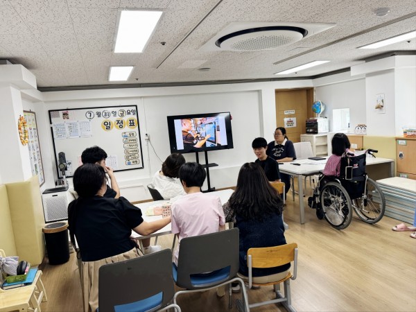 키오스크로 주문하는 모습을 함께 보고 있어요