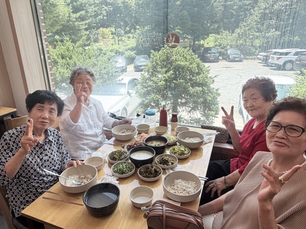 밥 먹기 전 사진을 찍은 모습