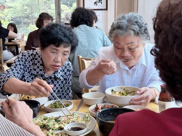 맛있게 보리밥을 먹고 있는 모습