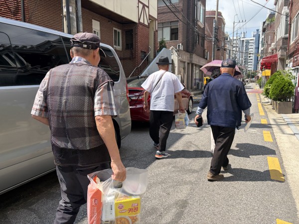 가정으로 이동하는 모습
