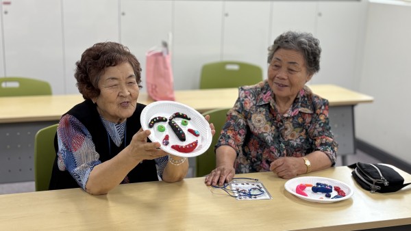 자신이 만든 자화상을 소개하고 있는 모습