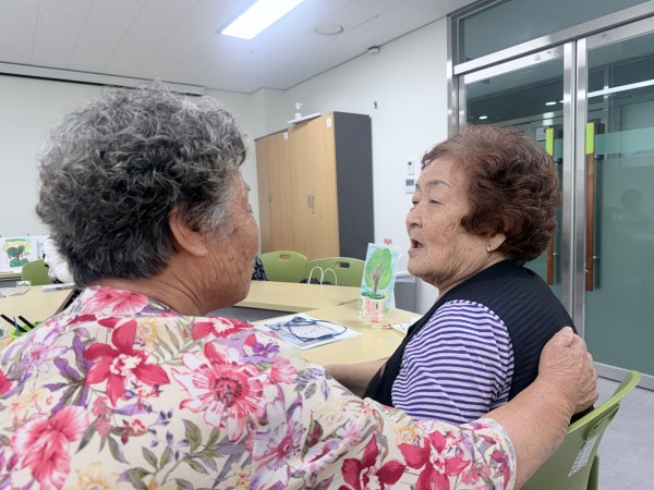 서로에게 앞으로 자주 보자며 이야기를 나누고 있는 모습