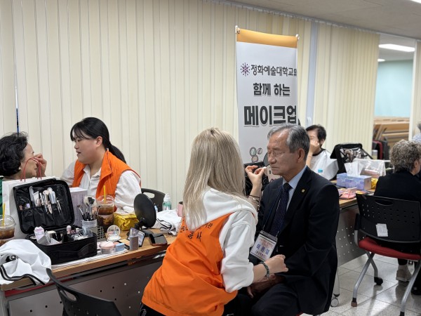 장수사진 메이크업받는 모습