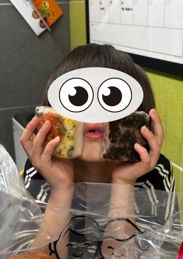 아동에게 특식 배부한 사진
