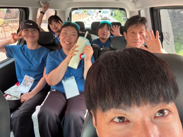 차량으로 이동하는 모습