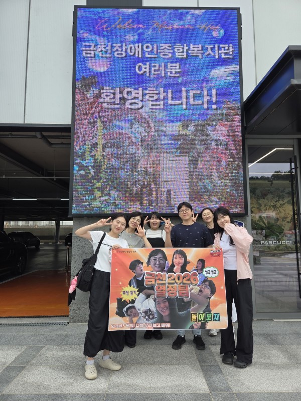 미디어아트전시회를 구경하는 모습