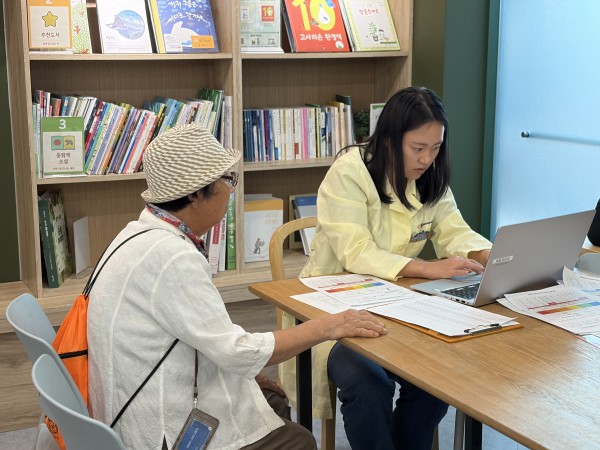 상담을 진행하고 있는 모습
