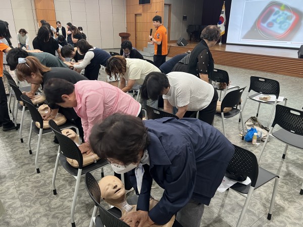 의자 위에서 심폐소생술을 실습하는 활동지원사 선생님들