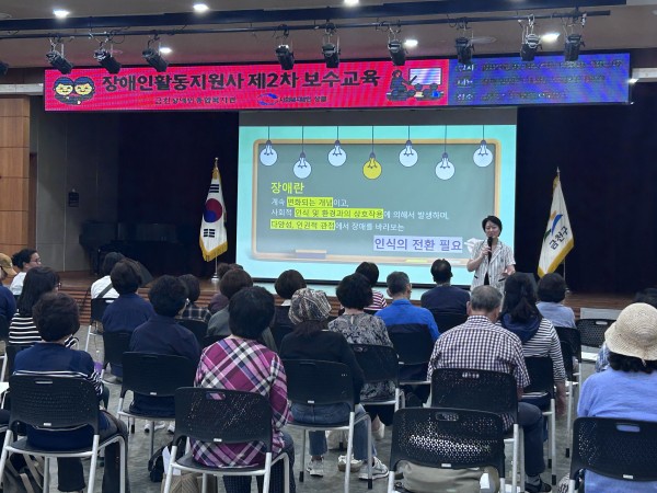 장애를 어떻게 인식해야하는지에 대해 이야기 나누는 한용현 소장님