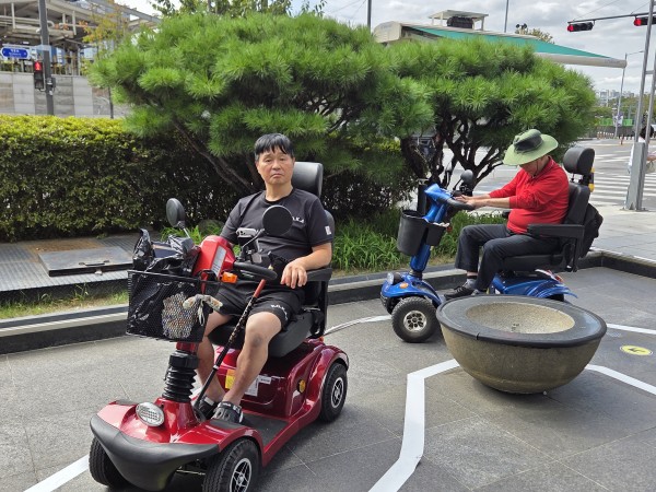 전동보장구교육장에 참여한 이용인의 모습