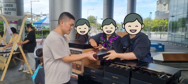 물건을 구매하는 모습