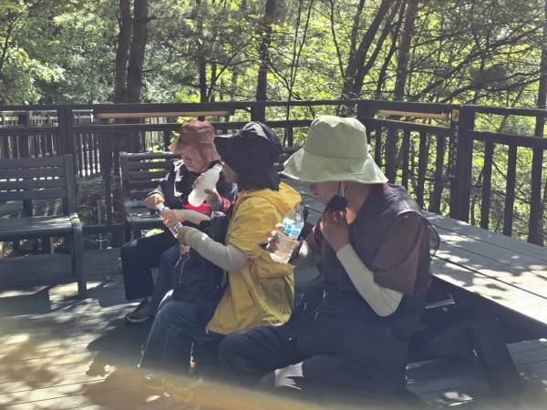 물 마시면서 잠시 쉬어가는 모습