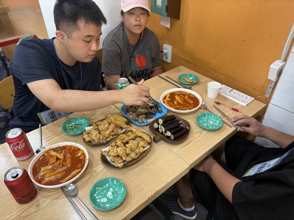 떡볶이를 먹는 이용자들