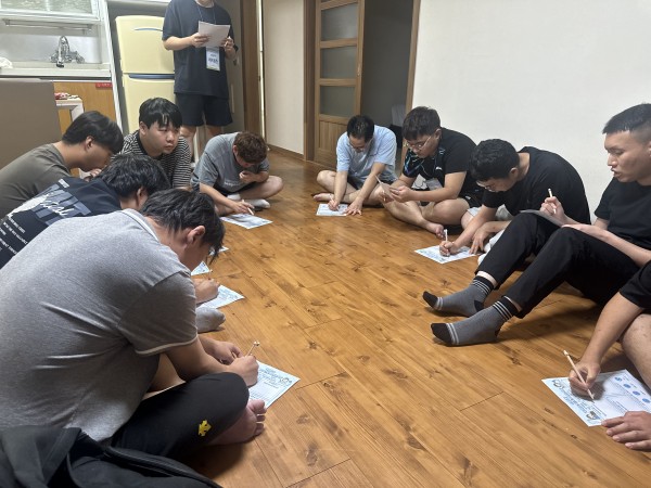 활동지의 내용을 공유하며 대화하는 이용자들