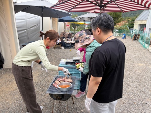 이용자가 직접 고기를 굽는 모습