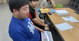 인권교육 자료를 들고 있는 이용인