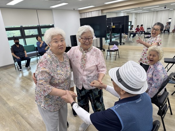 서로만나서 반갑게 인사하는 모습