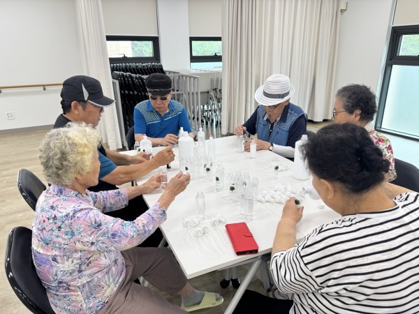 사랑방 2부교실 모기기피제 만드는 모습