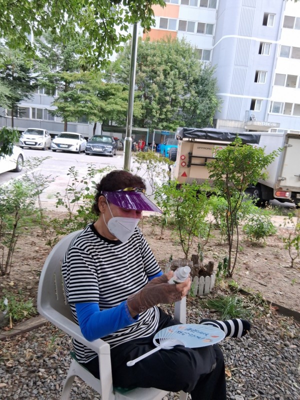 모기기피제를 선물하는 모습