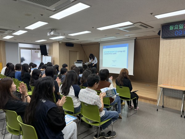 퇴직연금교육 진행 전 강사님 인사하는 모습