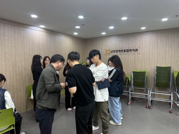 은행 담당자와 함께 퇴직연금 관련 상담받는 모습