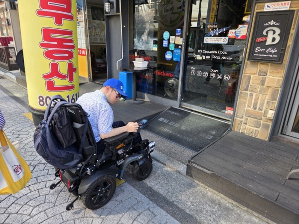 경사로를 올라가보며 확인하는 모습