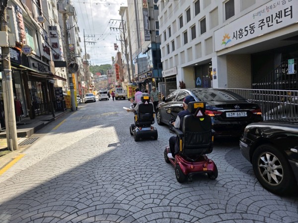 다음 가게를 찾아 가는 모니터링단의 모습