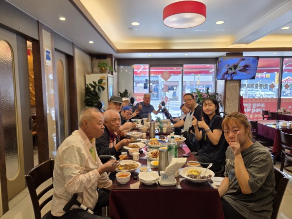 다함께 가게 내부 모니터링을 마치고 식사하는 모습