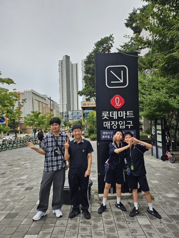 마트 앞에서 다같이 찰칵! 단체 사진