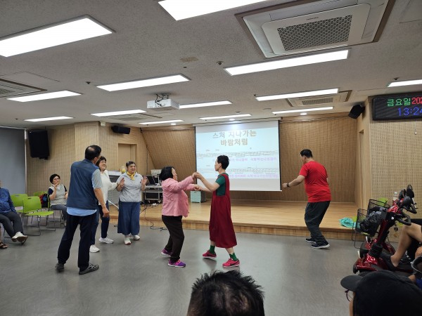 덩실덩실, 신나게 춤을 추며 수업을 즐기는 모습