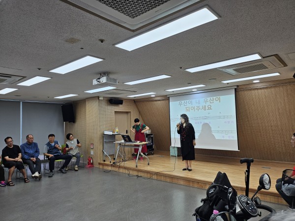 자수정님의 열띤 가창에 집중하시는 참여자의 모습