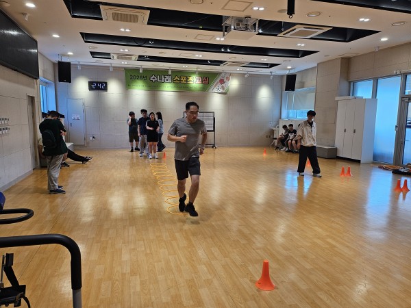 순서와 규칙을 준수하며 수업에 열심히 참여하는 참여자의 모습