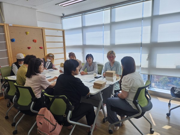강사님 설명에 귀기울이는 보호자의 모습
