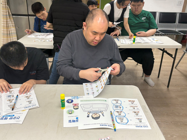 식생활건강편 나만의 식판을 꾸미는 모습