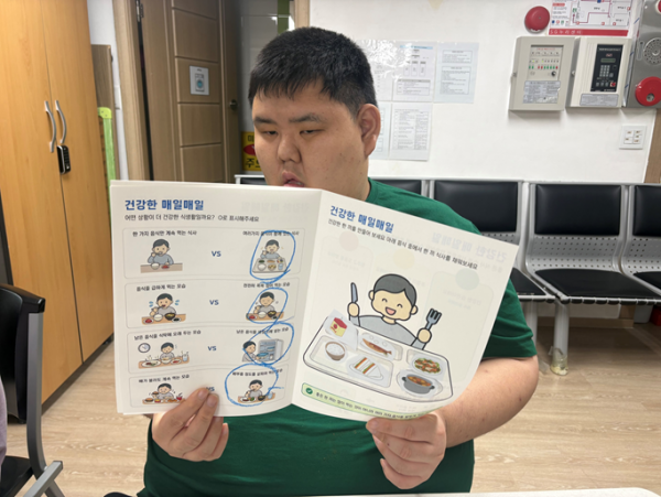 퀴즈도 풀고 식판도 꾸민 모습