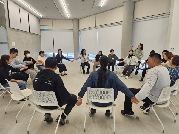 다함께 손을 잡으며 마음을 나누는 참여자들의 모습