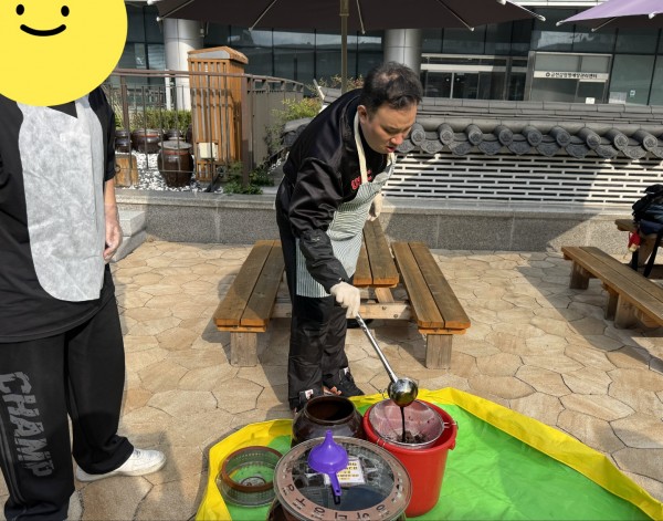 간장을 거르고 있어요