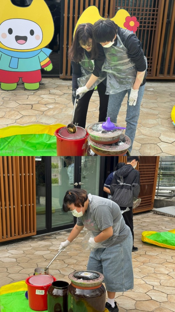 정성껏 간장을 거르고 있어요