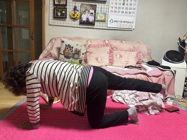 가정 내에서 코어 및 엉덩근육 강화운동을 하고 있다.