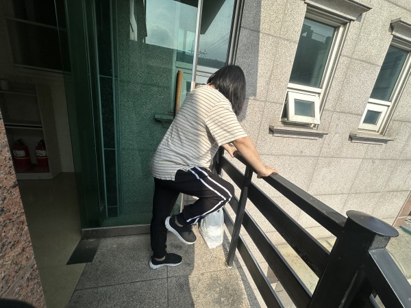 가정의 건물 구조물을 활용한 운동방법을 교육하고 있다.