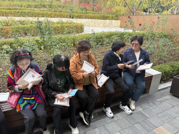 담소를 나누는 이용인들
